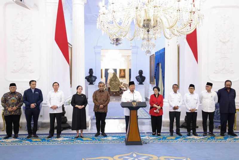 Caption: Presiden Republik Indonesia, Prabowo Subianto didampingi para ketua Umum Parpol dan para Ketua Lembaga Negara saat konferensi Pers menyikapi kondisi terkini negara pada Minggu, (31/8/2025). Sumber foto: Facebook Prabowo Subianto