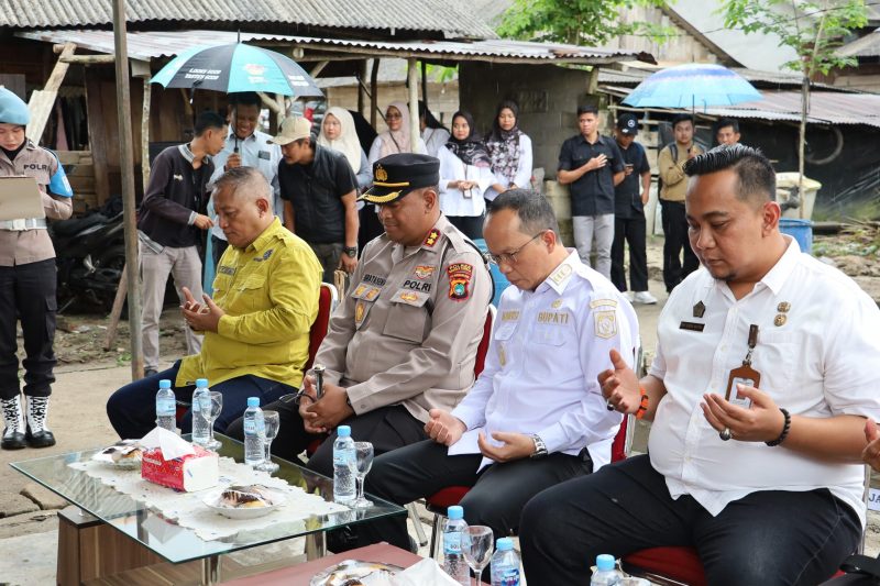 Caption: Bupati Bangka Tengah, Algafry Rahman (Putih tengah), Kepala Dinas Perkimhub, Fani Hendra (Kiri Putih), Kapolres Bangka Tengah berdoa usai peresmian rumah