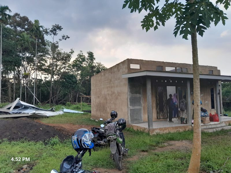 Caption: Slaah satu Rumah warga yang terdampak bencana alam puting beliung, Angga yang terletak di RT 10