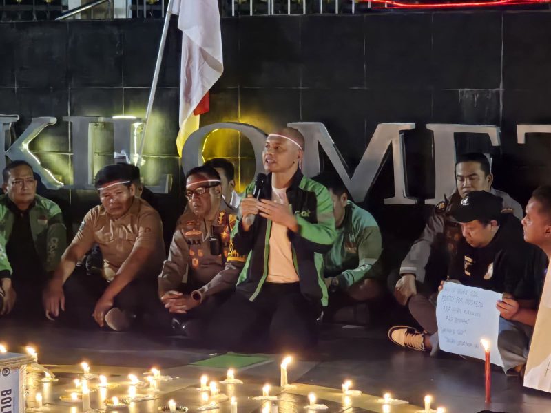 Caption: Kapolda Babel saat bersama Ojek Online(Ojol) se-Babel melakukan aksi damai di alun-alun kota Pangkalpinang 