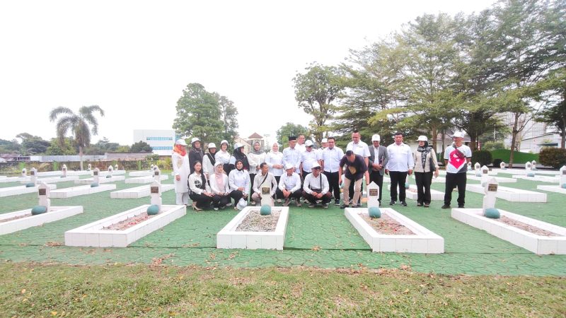 DPW PSI Bangka Belitung saat menggelar kegiatan tabur Bunga usai upacara, Senin (10/11). Foto: Renaldi