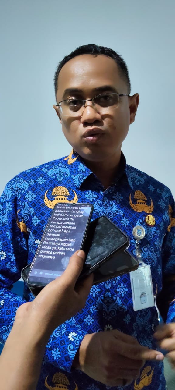 Caption : Plt Kepala Dinas Kelautan dan Perikanan Bangka Belitung, Yopi Wijaya saat di wawancara, Rabu (17/12).(Renaldi)