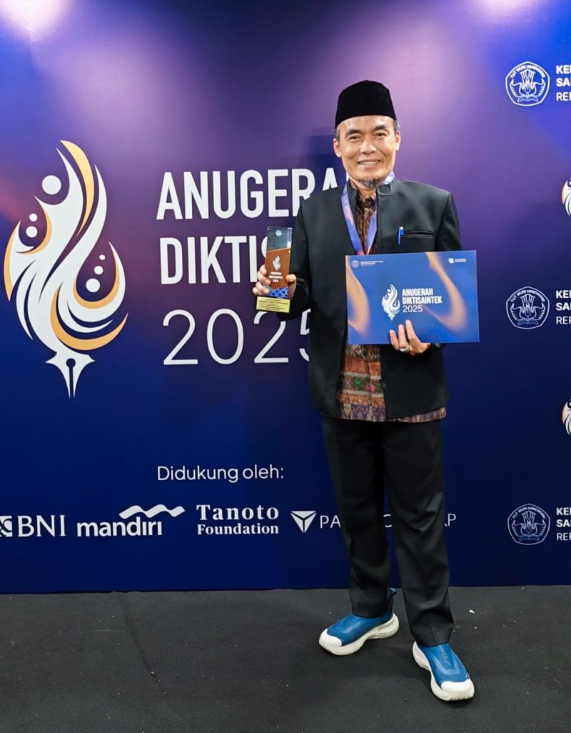 Caption: Rektor Unmuh Babel, Fadillah Sobri saat menerima penghargaan dari Kemdiktisaintek RI