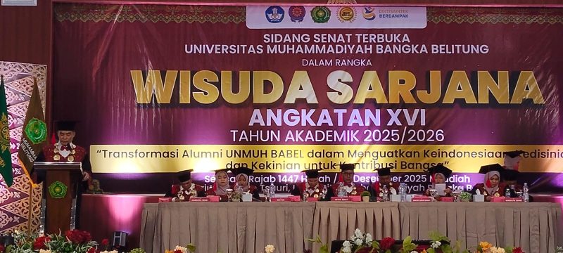 Caption: Rektor Unmuh Babel, Fadillah Sobri saat menyampaikan sambutannya dihadapan Wisudawan, Selasa (23/12). Foto: (Renaldi).