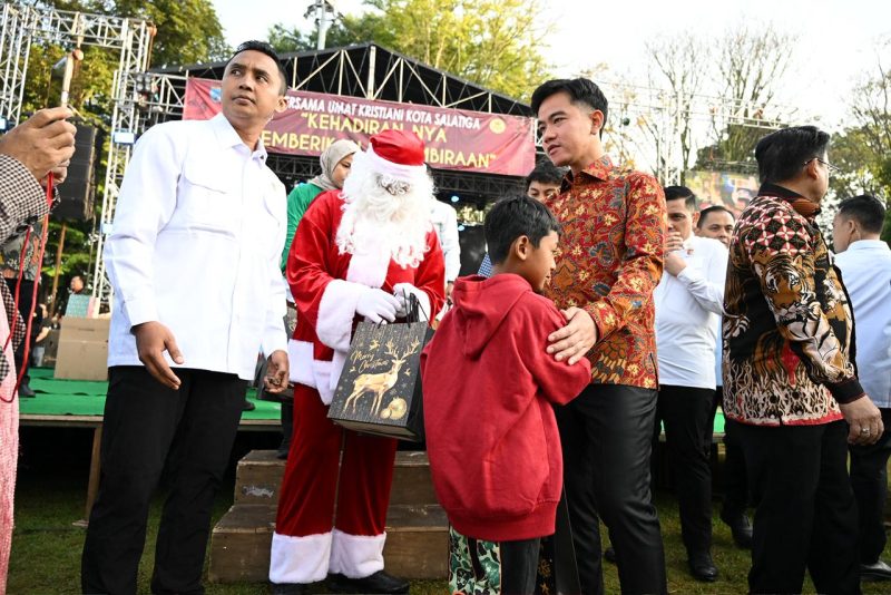 Caption: Wakil Presiden Republik Indonesia, Gibran saat memberikan bantuan