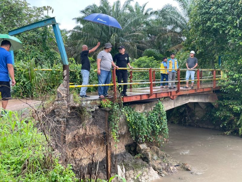 Caption: Kepala Dinas Putrp Bangka Tengah, Vani Hendra Saputra bersawa dengan Kepala Balai Wilayah sungai Babel saat mengecek kondisi jembatan di desa Jelutung, Namang, Bangka Tengah, Minggu (04/1/2026).
