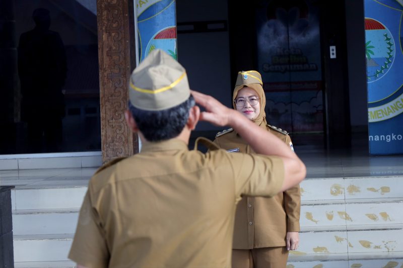Caption:Wakil Walikota Pangkalpinang, Dessy Ayutrisna saat memimpin Apel, Senin(5/1/2025). Foto: Renaldi
