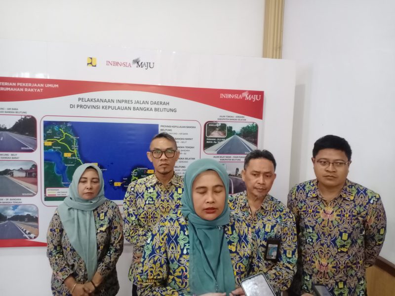 Caption: Kepala Balai bersama Kepala Seksi BPJN Babel saat wawancara. (foto: Renaldi)