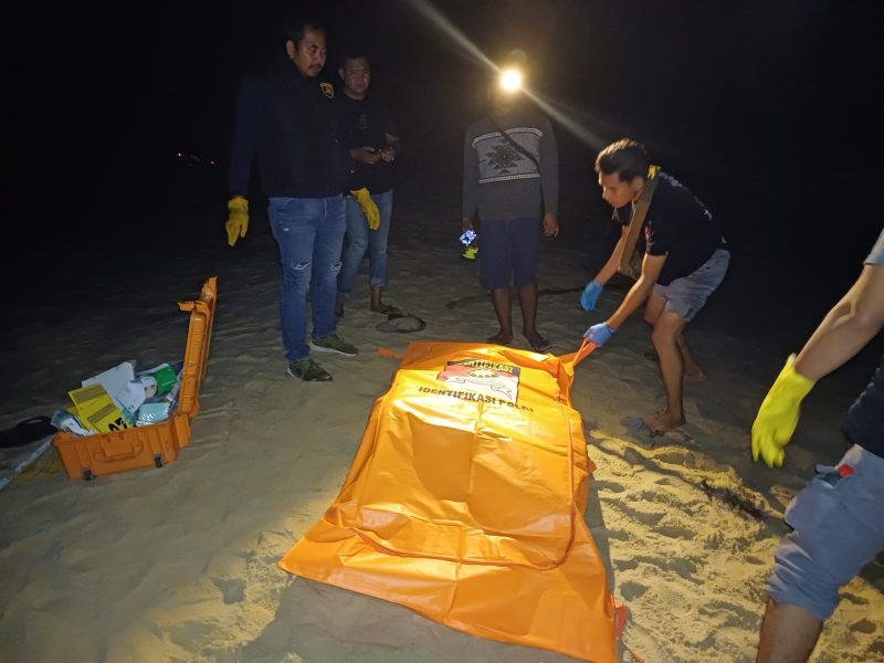 Identifikasi team Polres Bangka Tengah terkait penemuan mayat di daerah tanjung berikat