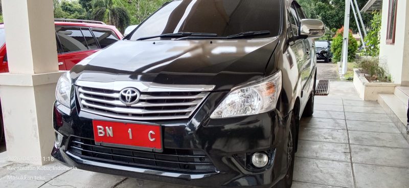 Caption: Algafry Rahman Bupati Bangka Tengah saat menaiki Mobil Dinas  merk Toyota Inova tahun 2009