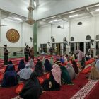 Caption: Pemberian Paket sembako untuk para lansia dan masyarakat setempat yang membutuhkan oleh UPZ Desa Belilik Kecamatan Namang, Jum'at (8/5).