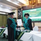 Penyerahan berkas Doktor Fadillah Sabri dari Penguji UMJ usai sidang, Selasa, (5/5/2026).