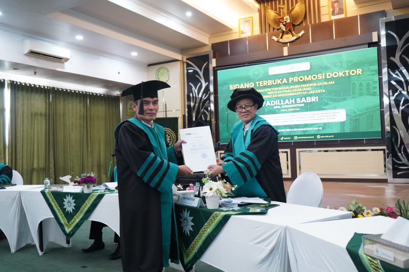 Penyerahan berkas Doktor Fadillah Sabri dari Penguji UMJ usai sidang, Selasa, (5/5/2026).