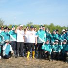 Caption: Poto bersama Gubernur Babel, Ketua PKK Provinsi Babel beserta seluruh anggota PKK Provinsi Babel usai penanaman Mangrove di Baskara Bakti
