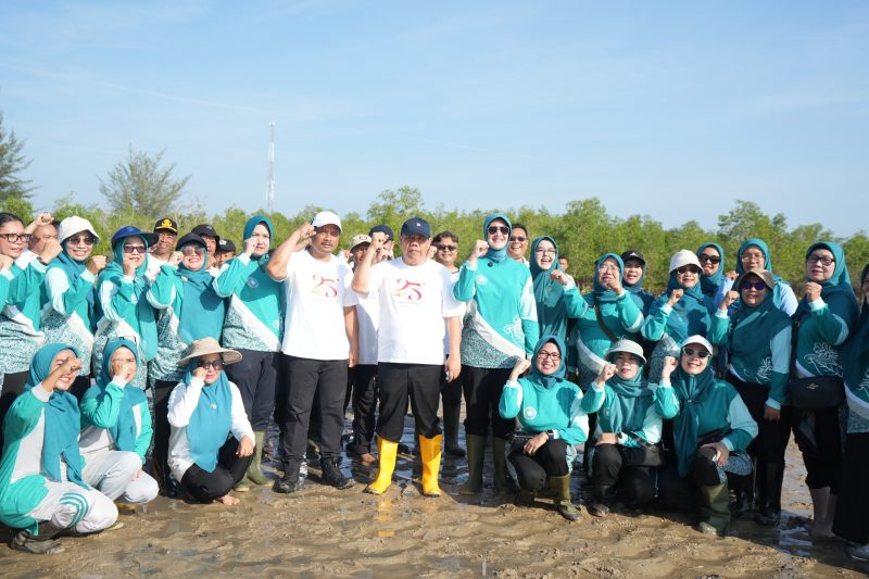 Caption: Poto bersama Gubernur Babel, Ketua PKK Provinsi Babel beserta seluruh anggota PKK Provinsi Babel usai penanaman Mangrove di Baskara Bakti
