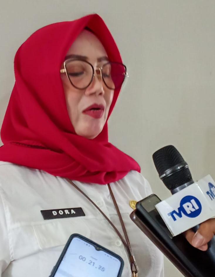 Pelaksana Harian (Plh) Kepala BKPSDMD Bangka Belitung, Dora Wardani saat di wawancara