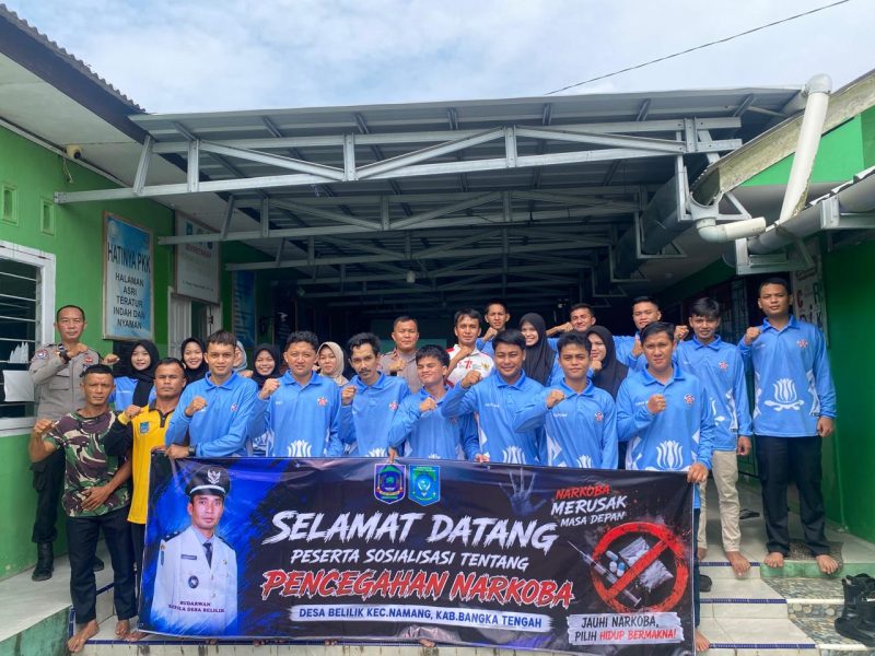 Caption: Foto bersama Kapolsek Namang, Kepala Desa Belilik dan peserta sosialisasi pencegahan Narkoba di kantor Desa Belilik, Jum'at (12/6). Foto: Renaldi