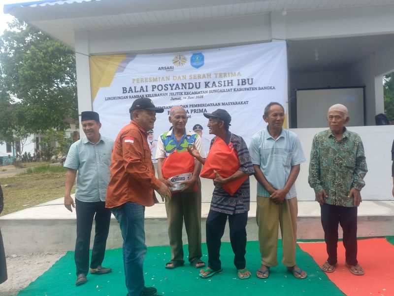 Caption: Simbolis penyerahan Bantuan Rumah Tidak Layak Huni dari PT MSP kepada Masyarakat Kabupaten Bangka, Jum'at (12/6).
