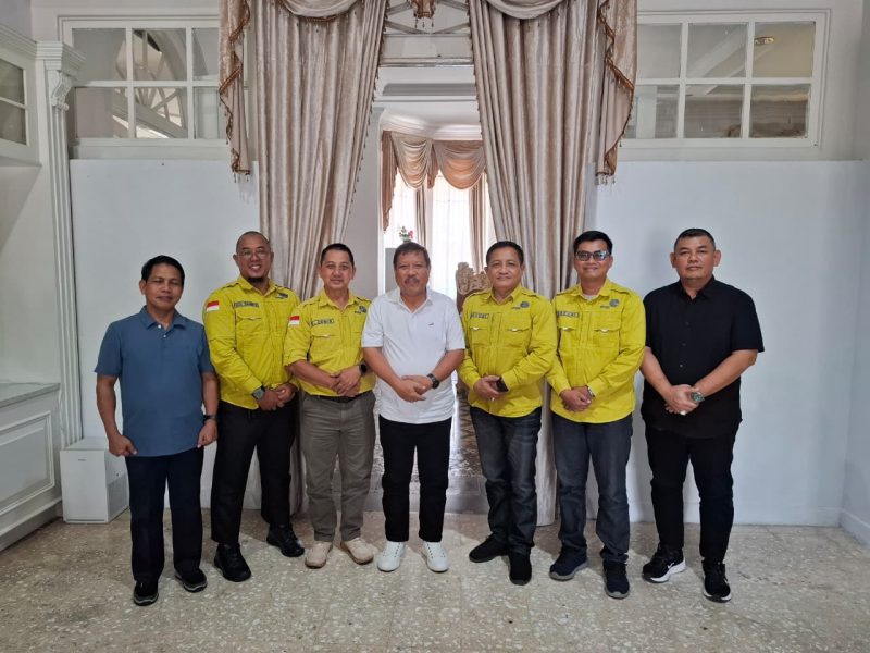 Caption: Walikota Pangkalpinang bersama jajaran Arsari Tambang saat berada di kediaman rumah dinas Walikota