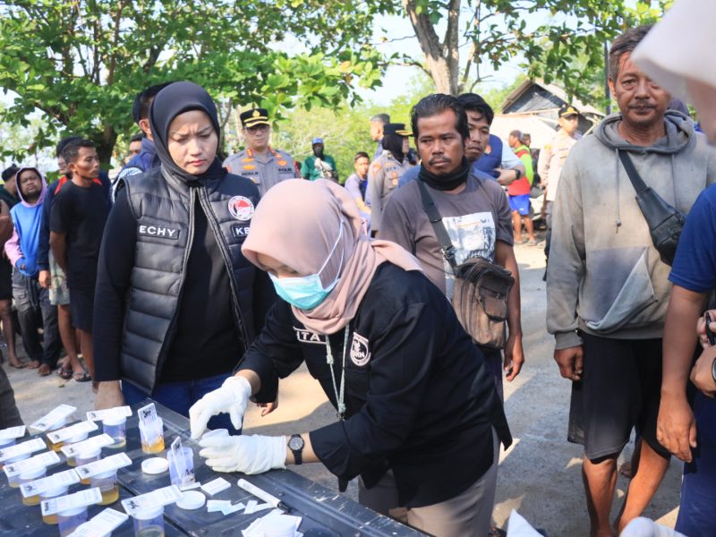 Caption: Pemeriksaan terhadap para penambang 