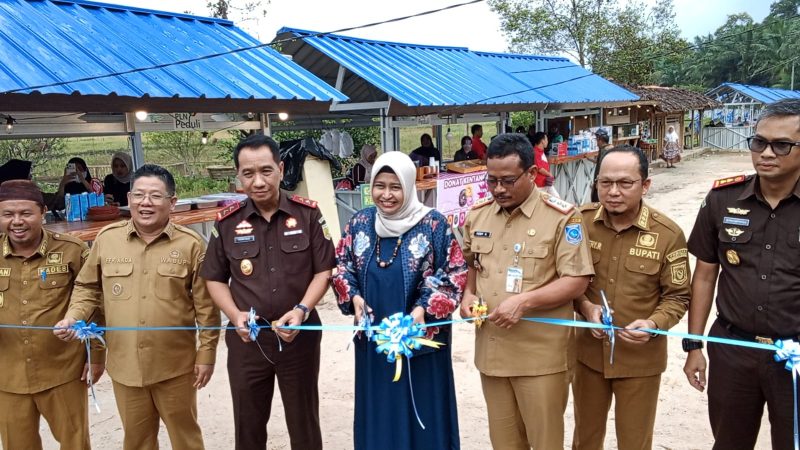 Caption: Peresmian Stand UMKM Namang oleh Manager PLN Babel, Kejati Babel, Sekda Babel, Bupati Bateng, Wakil Bupati, dan Kepala Desa Namang, Rabu (18/6). Foto: Renaldi