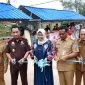 Caption: Peresmian Stand UMKM Namang oleh Manager PLN Babel, Kejati Babel, Sekda Babel, Bupati Bateng, Wakil Bupati, dan Kepala Desa Namang, Rabu (18/6). Foto: Renaldi
