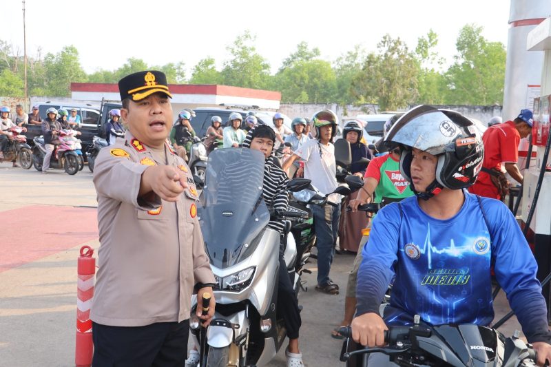 Caption: Kapolres Bangka Tengah saat melakukan pemantauan di SPBU Berok, Kecamatan Koba