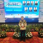 Sekretaris Daerah Kabupaten Bangka Tengah, Ahma Syarifullah Nizam saat menerima Piagam Penghargaan dari Kemendagri RI