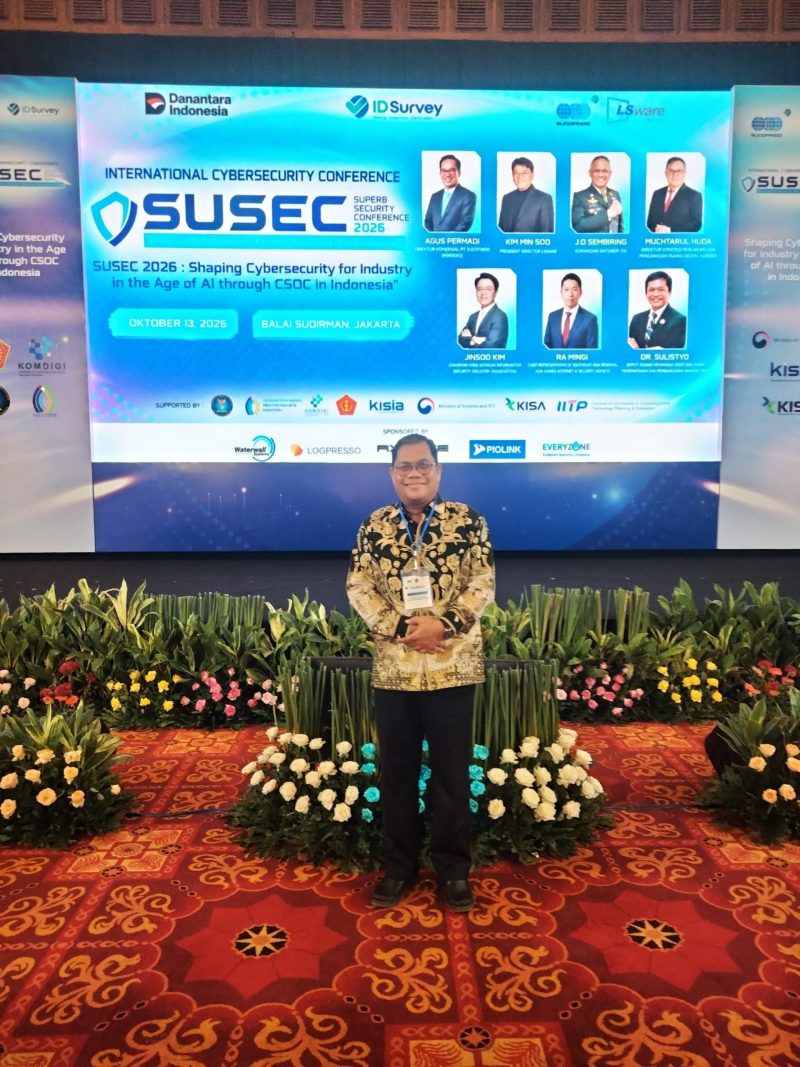 Sekretaris Daerah Kabupaten Bangka Tengah, Ahma Syarifullah Nizam saat menerima Piagam Penghargaan dari Kemendagri RI 