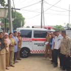 Caption: Penyerahan satu unit mobil Ambulance dari Pemdes Beluluk kepada Penanggungjawab mobil. 