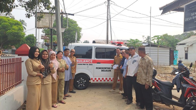 Caption: Penyerahan satu unit mobil Ambulance dari Pemdes Beluluk kepada Penanggungjawab mobil. 