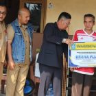 Penyerahan bantuan alat perlengkapan Pijat kepada Bapak sopian oleh Wakil Bupati Bangka Tengah, Efrianda, foto: Humas Pemdes Beluluk