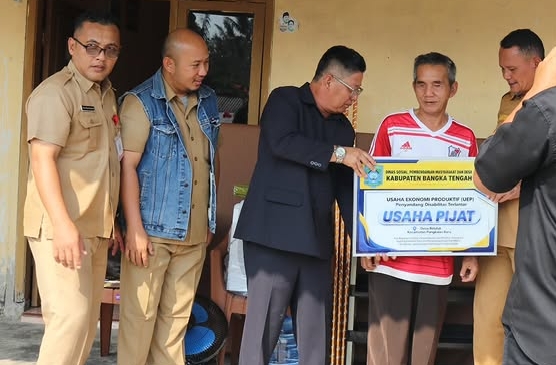 Penyerahan bantuan alat perlengkapan Pijat kepada Bapak sopian oleh Wakil Bupati Bangka Tengah, Efrianda, foto: Humas Pemdes Beluluk
